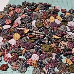 Yo yo's for quilt making or flowers on a quilt.  Lot of 325